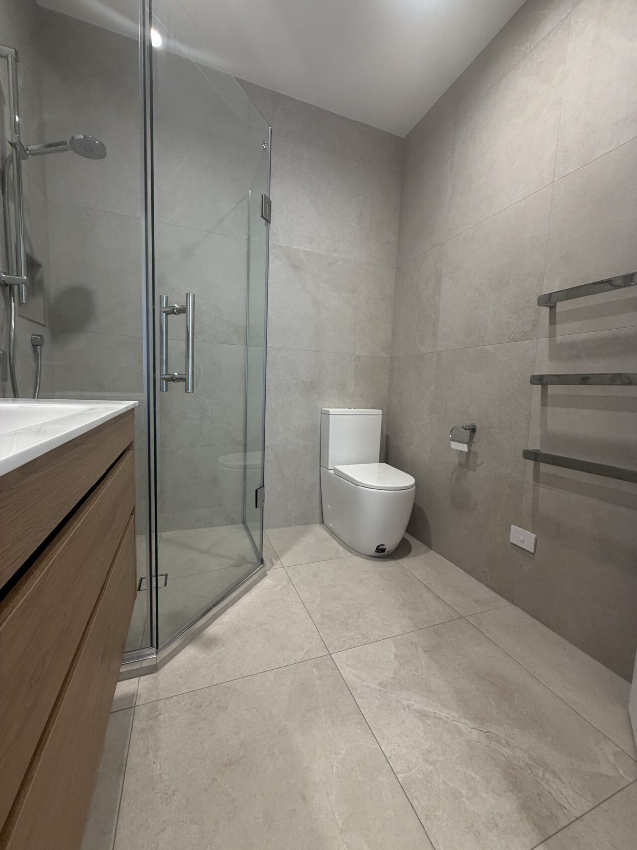 affordable apartment bathrooms